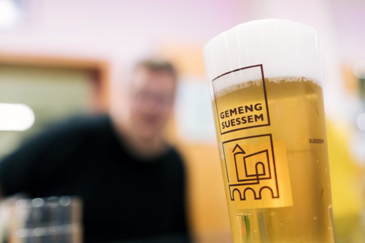 Neues aus Sanem / „Spullkëscht“ spült 8.400 Becher pro Stunde