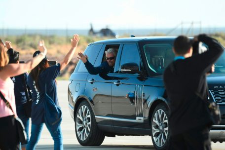 Raumfahrt / Milliardär Branson noch vor Bezos in den Weltraum geflogen