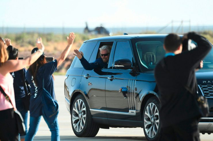 Raumfahrt / Milliardär Branson noch vor Bezos in den Weltraum geflogen