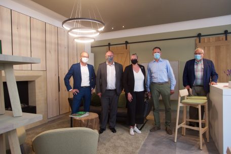 Claude Turmes, Romain Schneider, Carole Dieschbourg, Hans Oeltges und Camille Hoffmann im Showroom der Schreinerei Knaf-Buchler 