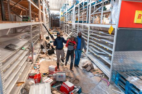 Unruhen in Südafrika / Zehn Menschen sterben nach Gedränge in geplündertem Einkaufszentrum