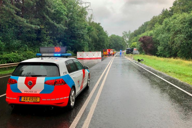 Tödlicher Unfall / Deutscher Autofahrer verliert Kontrolle über Fahrzeug auf der N7 und kracht in den Gegenverkehr