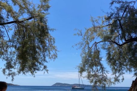 Strand in Komiza: Auch in der zweiten Corona-Saison herrscht kaum Gedr&auml;nge an der Adria