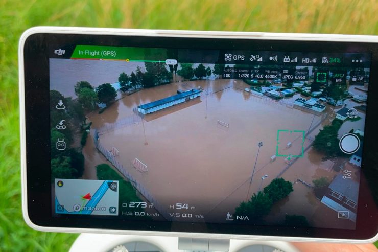 Fußball / Etzella-Kicker in Stiefeln statt Fußballschuhen: Ettelbrücker Spieler packen mit an