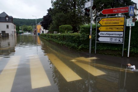 Auch Mersch war zeitweise in verschiedene Richtungen abgeschnitten. In Rollingen (Bild) und Beringen stand am Donnerstag noch die ganze Stra&szlig;e unter Wasser.