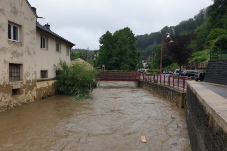 Aufgrund der N&auml;he zur&nbsp;Wei&szlig;en Ernz wird Fels immer wieder von Hochwasser heimgesucht. Der kleine Wasserlauf war am Donnerstag immer noch ein rei&szlig;ender Fluss.&nbsp;
