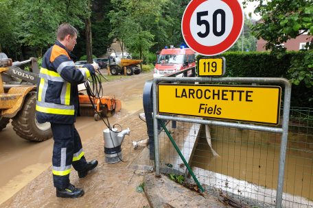 Wegen der Aufr&auml;umarbeiten blieb die Strecke zwischen Ernzen und Fels bis in den fr&uuml;hen Abend gesperrt
