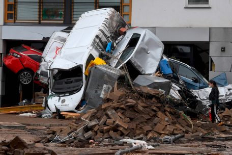 Von den Fluten aufget&uuml;rmte Autos in Bad Neuenahr-Ahrweiler