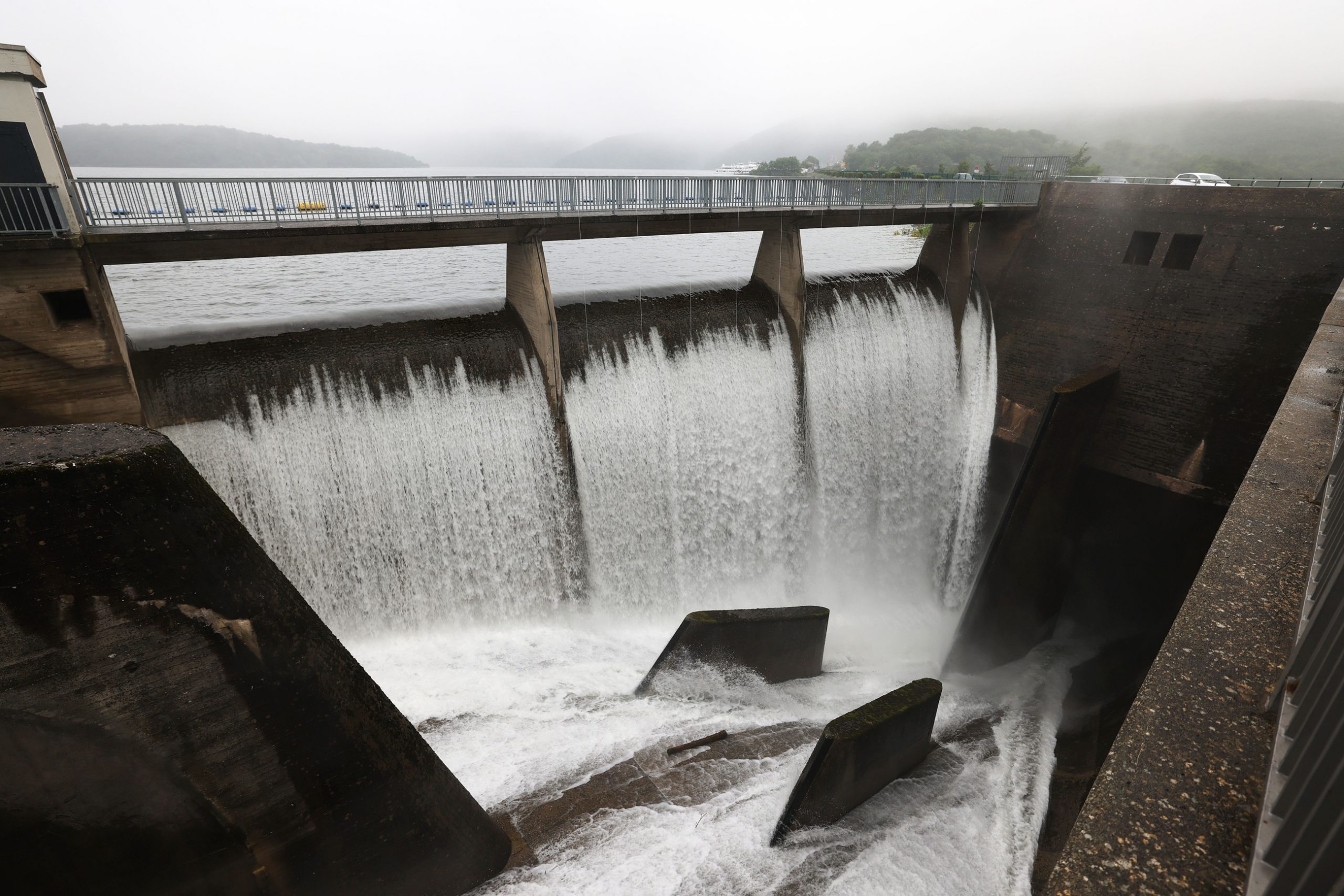 Wasser l&auml;uft aus der Rurtalsperre: Die Hochwasserlage in Teilen von Nordrhein-Westfalen ist weiterhin sehr angespannt