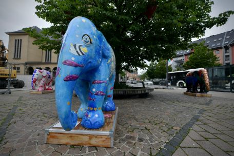 Die &bdquo;Elephant Parade&ldquo; ist auch in Schifflingen angekommen: Drei Kunstwerke stehen vor dem Rathaus