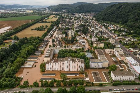 Stra&szlig;enz&uuml;ge in Trier-Quint sind am Freitag nach den verheerenden Regenf&auml;llen noch &uuml;berschwemmt