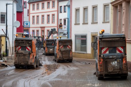 Reinigungsmaschinen der Stadt s&auml;ubern im Stadtteil Ehrang die Stra&szlig;en nach dem Hochwasser der Kyll