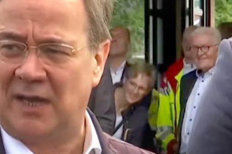 Vertauschte Rollen: Als Laschet wieder staatstragend wird, am&uuml;siert sich der Bundespr&auml;sident pr&auml;chtig&nbsp;