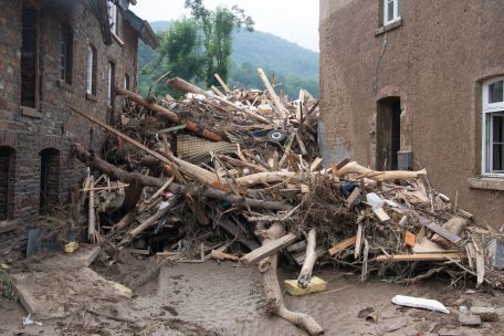 Meterhoch t&uuml;rmt sich angesp&uuml;lter Unrat zwischen zwei Geb&auml;uden in Altenah