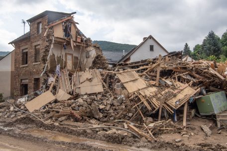 Zahlreiche H&auml;user in dem Ort wurden komplett zerst&ouml;rt oder stark besch&auml;digt, es gibt zahlreiche Todesopfer