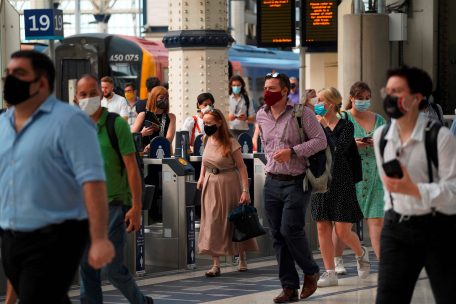 England / Infektionszahlen steigen, Corona-Beschränkungen fallen