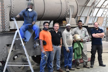 Gruppenbild: Die Arbeiter von ProActif mit dem Escher Schöffen André Zwally und „Chef d’équipe“ Tom Ries (r.)
