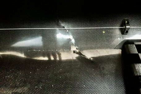 Sichtbare Risse im Karbon des Kajaks der deutschen Mannschaft kurz vor ihrem Wettrudern bei der diesjährigen Olympiade in Tokio