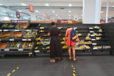 England / Nach der Befreiung von sämtlichen Covid-Beschränkungen geht Supermärkten frisches Obst und Gemüse aus