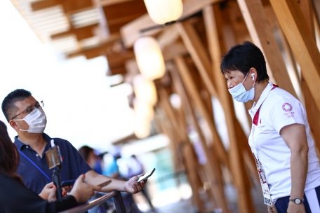 Ni Xia Lian steht in Tokio auch bei den internationalen Medien hoch im Kurs