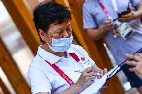 Die älteste olympische Tischtennisspielerin beim Schreiben von Autogrammen