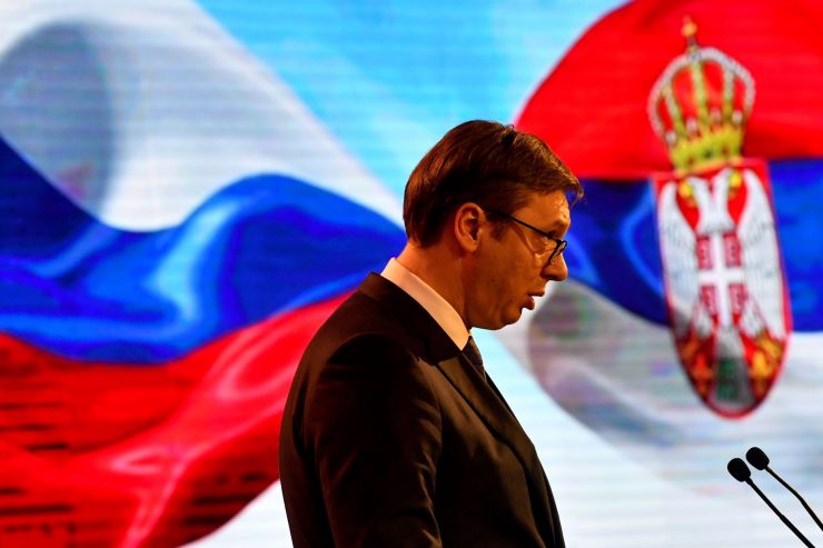 Serbien / Ein verhafteter Clanchef bringt Präsident Vucic in Erklärungsnöte