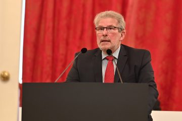 Verfassungsreform / Halbzeit im Parlament: beratende Arbeit zu Kapiteln über Justiz und Staatsform abgeschlossen