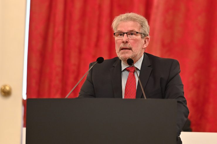 Verfassungsreform / Halbzeit im Parlament: beratende Arbeit zu Kapiteln über Justiz und Staatsform abgeschlossen