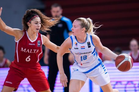 Anne Simon, hier im Halbfinale gegen Malta, wurde zum MVP des Turniers gew&auml;hlt