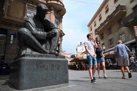 Nachbarschaftsstreit / Wem gehört Nikola Tesla?