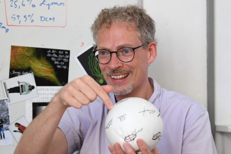 Forscher Jan Lagerwall erkl&auml;rt die Funktion der Kristalle anhand eines Modells