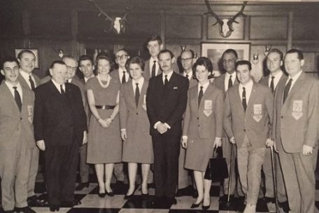 Die Luxemburger Olympiadelegation 1964 nach ihrer Rückkehr bei der offiziellen Audienz im Großherzoglichen Palast (v.l.n.r.): Charles Sowa, Johny Schleck, Ady Stefanetti, Vic Kremer, COL-Präsident Paul Wilwertz, Pierre Hentges Sr., Jean Aniset, Großherzogin Joséphine-Charlotte, Georges Welbes, Colette Flesch, Michel Medinger, Großherzog Jean, Ferd Wirtz, Ginette Rossini, Jacques Leurs, Josy Stoffel, Edy Schütz, Pierre Hentges Jr., Ray Schummer, Fred Berchem