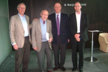 &nbsp;V.l.n.r.: Die drei Barone Antoine, Geoffroy und Ivan de Navacelle de Coubertin mit Jean-Marc Winckel