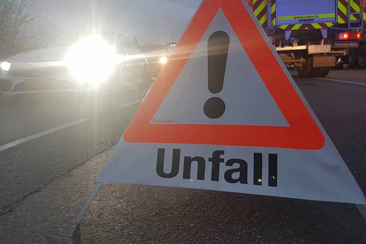 Bürmeringen / 48-jähriger Autofahrer bei Kollision mit Baum tödlich verletzt