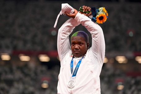 Tokyo 2020 / Geste von US-Kugelstoßerin bei Siegerehrung: IOC prüft Sanktionen