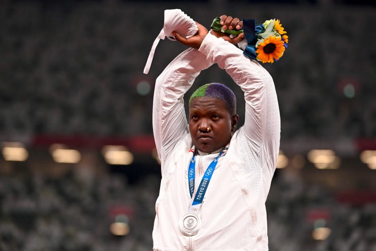 Tokyo 2020 / Geste von US-Kugelstoßerin bei Siegerehrung: IOC prüft Sanktionen