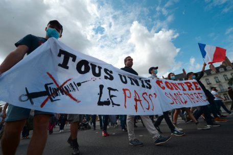 Pass sanitaire / Après les manifestations, Macron à l’offensive