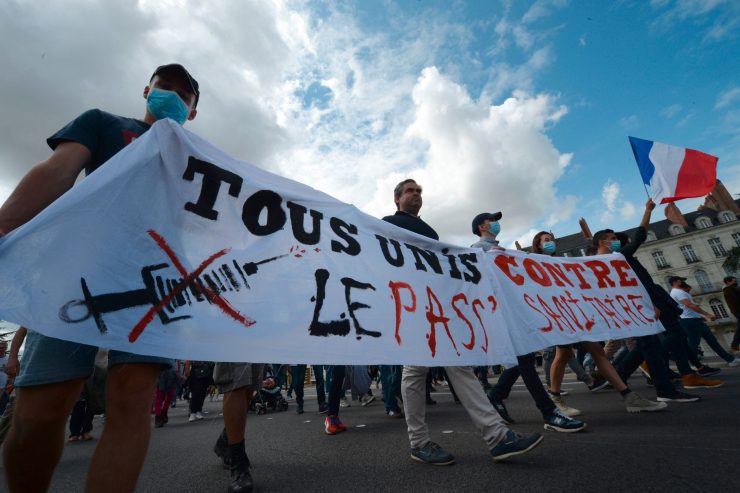 Pass sanitaire / Après les manifestations, Macron à l’offensive