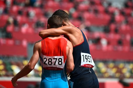 Der Franzose Azeddine Habz (r.) gratuliert Charel Grethen zum Einzug ins Halbfinale