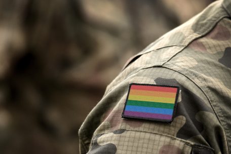 Bekenntnis zur Regenbogenfahne / Zu bunt für manche Schweden