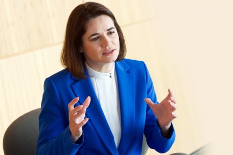 Swetlana Tichanowskaja, die mutma&szlig;liche Wahlsiegerin der Pr&auml;sidentschaftswahl in Belarus im vergangenen Jahr, wurde vom Regime gen&ouml;tigt, ins Ausland zu fliehen