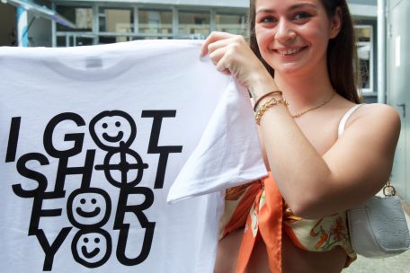 Sophie (22) möchte sich impfen lassen – aber wegen einer möglichen Wechselwirkung mit dem Alkohol nicht unbedingt auf der Impfparty im Atelier