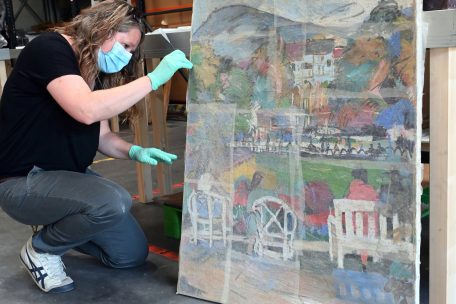 Henrike Mall, Restauratorin beim ZKM, reinigt durch das Hochwasser beschädigte Gemälde