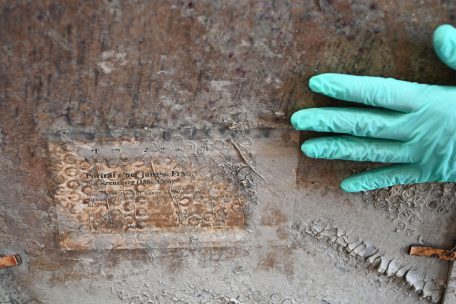 Die Rückseite eines durch das Hochwasser beschädigten Gemäldes