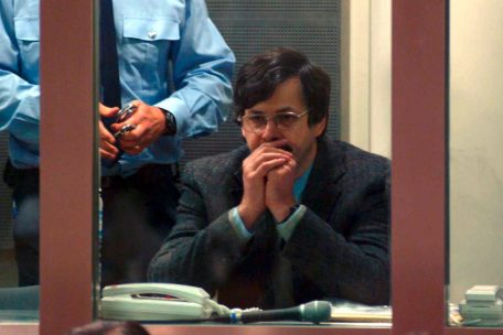 Der Sexualstraftäter und Kindermörder Marc Dutroux sitzt vor der Urteilsverlesung der Geschworenen im Gericht