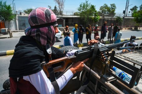 Ein Taliban-K&auml;mpfer bedient ein Maschinengewehr auf einem Fahrzeug, w&auml;hrend er am 16. August 2021 auf einer Stra&szlig;e in Kabul patrouilliert
