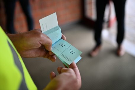 Die Tickets dienten dazu, den Überblick darüber zu behalten, wie viele Menschen ohne Anmeldung eigentlich geimpft würden, erklärt Mackel im Gespräch. Die Zahlen würden danach in die Statistik mit einfließen.