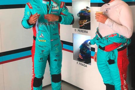 Dylan Pereira im Gespr&auml;ch mit Teamkollege Ben Keating