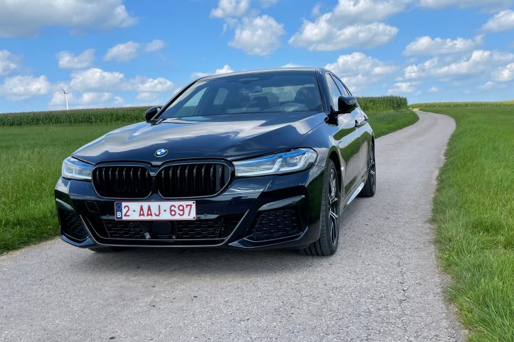 Sanfte Dynamik / BMW 545e xDrive in der Nahaufnahme