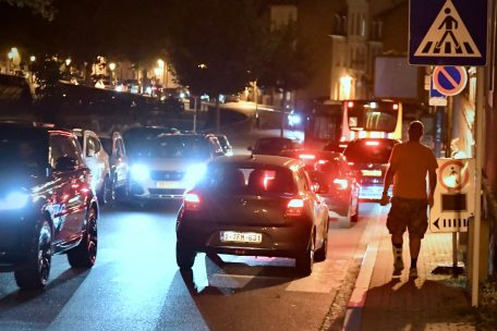 Das Verkehrsaufkommen zu später Stunde am Wochenende stört viele Anwohner. Vor allem, da viele Fahrer mit laufendem Motor und lauter Musik auf einen freien Platz im Parkhaus warten.&nbsp;